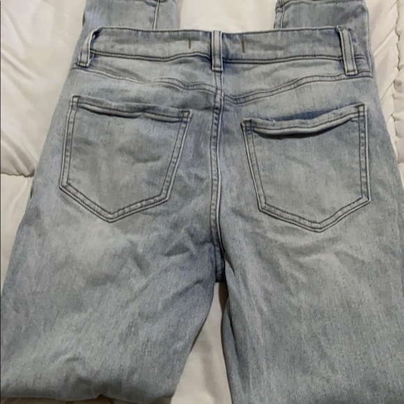 Distressed high rise jean - Picture 4 of 6